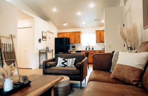 Williams House | Prime Location-Steps from Route 66