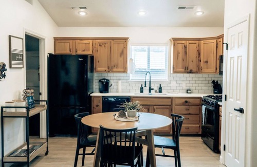 Williams House | Prime Location-Steps from Route 66