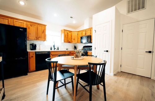 Williams House | Prime Location-Steps from Route 66