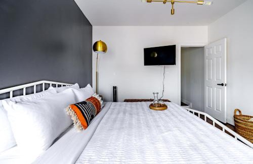 Italian Village House | Prime Location Top Rated Clean Parking Free!