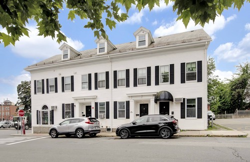 Salem House | Prime Location!WALK TO WATER & HISTORIC DISTRICT!PRIVATE Large first floor apt!
