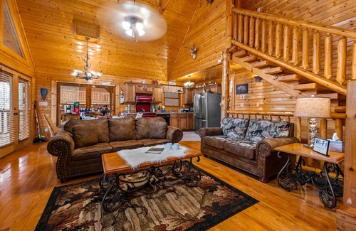 Hemlock Hills Cabin | PRIME Location,WIFI, Smart TV, Pet WLCM,Game Rm,HDTV,HotTub,7mints to City,COZY