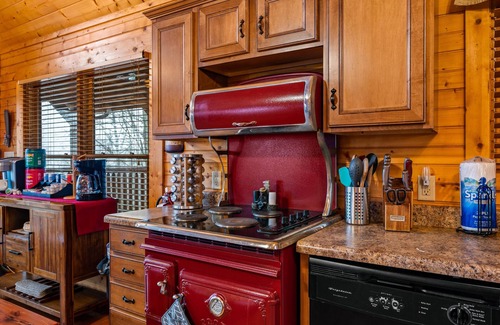Hemlock Hills Cabin | PRIME Location,WIFI, Smart TV, Pet WLCM,Game Rm,HDTV,HotTub,7mints to City,COZY