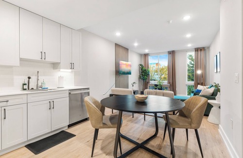 Northern Liberties Apartment | Prime N. Liberties, Lux King Bed, Wifi, Sleeps 4ppl, Rooftop Access, 2 Smart TVs