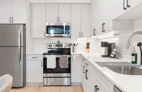 Northern Liberties Apartment | Prime N. Liberties, Lux King Bed, Wifi, Sleeps 4ppl, Rooftop Access, 2 Smart TVs
