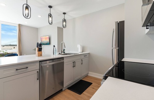 Northern Liberties Apartment | Prime N. Liberties, 2BR Sleeps 6, by Fishtown, Lux Queen Beds, Wifi, Smart TVs