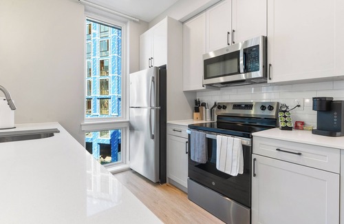 Northern Liberties Apartment | Prime N. Liberties, by Fishtown, Rooftop Access, Sleeps 6, Queen Beds, Smart TVs