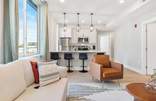 Northern Liberties Apartment | Prime N. Liberties, by Fishtown, Rooftop Access, Sleeps 6, Queen Beds, Smart TVs