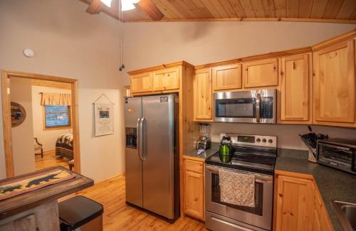 Piney Creek House | Prime Secluded Location- 5 Mins to State Park, Hot Tub, Dogs Welcome