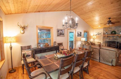 Piney Creek House | Prime Secluded Location- 5 Mins to State Park, Hot Tub, Dogs Welcome