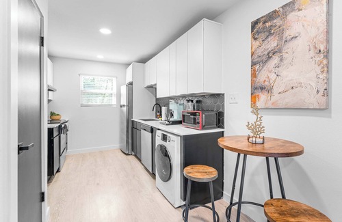 Windsor Park Apartment | Prime SoCo cute studio w/laundryWiFi, 7 Min to DT