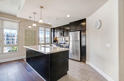 Downtown Apartment | PRIME, spacious Top Corner with spanning campus-fountain view @ the Americana!