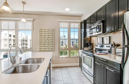 Downtown Apartment | PRIME, spacious Top Corner with spanning campus-fountain view @ the Americana!