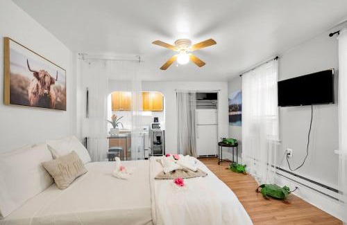 Gayborhood Apartment | Prime Studio Near Attractions