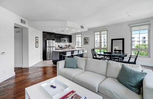 Downtown Apartment | PRIME, top floor corner 2B/2B apartment with fountain views @ the Americana!