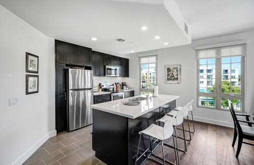 Downtown Apartment | PRIME, top floor corner 2B/2B apartment with fountain views @ the Americana!
