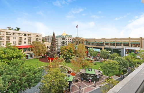 Downtown Apartment | PRIME, top floor with ornate private balcony & direct fountain view!