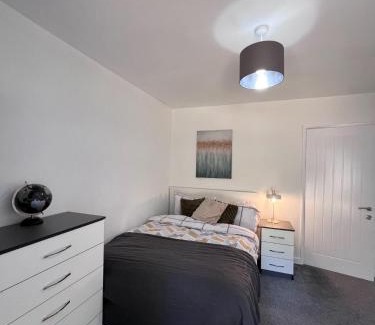 Manchester House | PrimeStay Rentals Home Room 1
