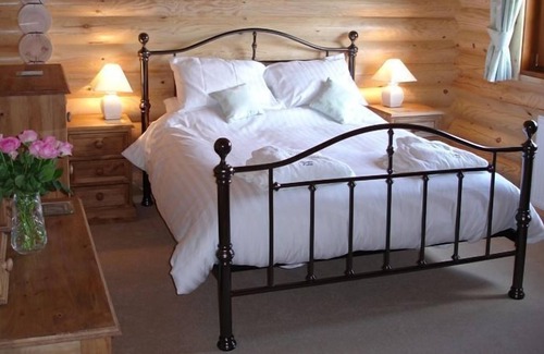 Huddersfield Cottage | PRIMROSE - sleeps 4 guests in 2 bedrooms