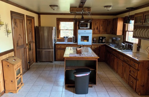 Tiger Cabin | Prince Oswald's Tiger Tree House - Charming 3-bedroom Cabin in Tiger, GA