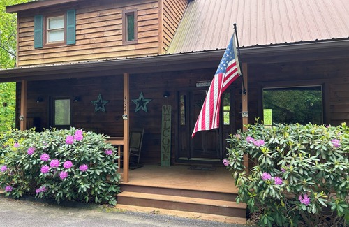 Tiger Cabin | Prince Oswald's Tiger Tree House - Charming 3-bedroom Cabin in Tiger, GA