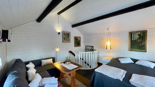 Mora Bed & Breakfast | Prinsgården B&B rum stugor