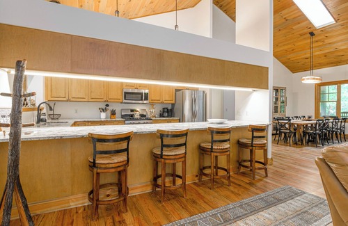 Hendersonville House | Pristine 4-Bd HVL/Flat Rock Retreat w/Stream on 2 Acres