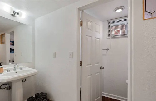 Sunnyside Apartment | Pristine Guest Suite in Beautiful Sunnyside