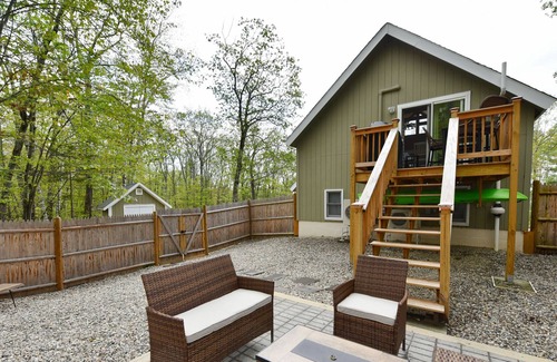 Eidelweiss Village House | Pristine Home Minutes to North Conway, A/C and Fenced Backyard w Gas Fire Pit