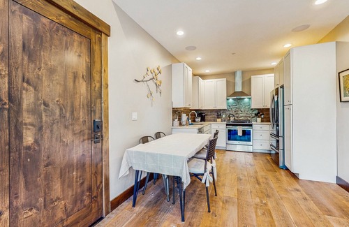 Truckee Apartment | Pristine home with lovely interior, private deck, fast WiFi - great location