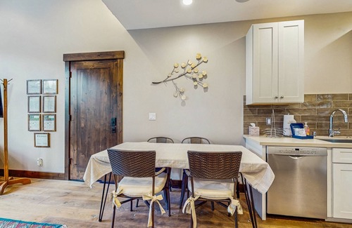 Truckee Apartment | Pristine home with lovely interior, private deck, fast WiFi - great location
