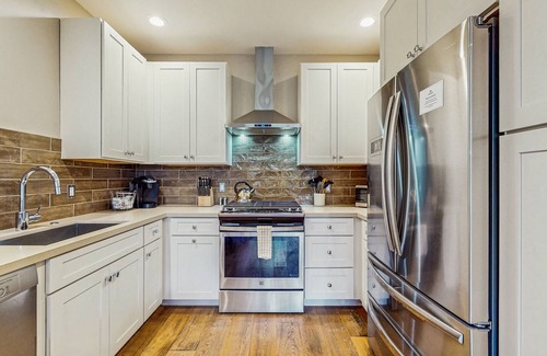 Truckee Apartment | Pristine home with lovely interior, private deck, fast WiFi - great location