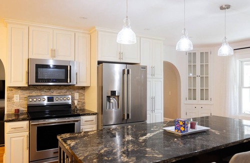 Saratoga Springs House | Pristine Lake House W/Guest Suite - Perfect for every season!