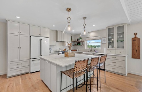 Clarksville House | Pristine Lakeview Haven with private dock & kayak access