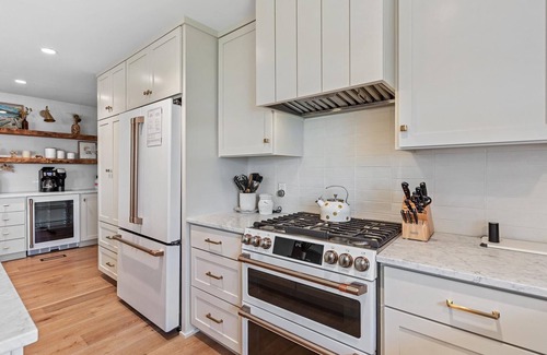 Clarksville House | Pristine Lakeview Haven with private dock & kayak access