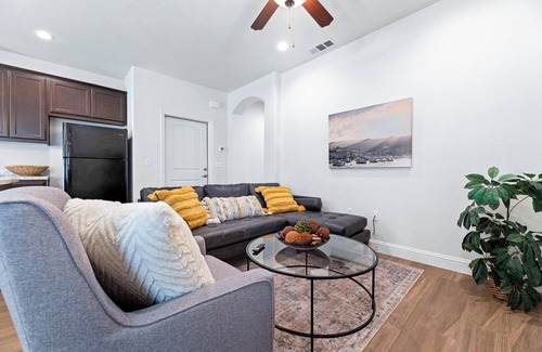 Raisin Condo | Pristine Luxury Townhouse for Professionals
