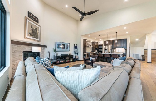 Truckee House | Pristine Mountain Home, Schaffers Mill Golf, Ski & Club Amenities! Lake Tahoe