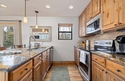 Historic District House | Pristine Mountain View Home with Hot Tub. Walkable to Town