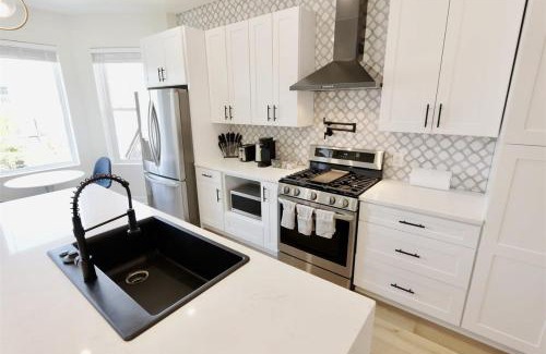 Petworth House | Pristine Petworth Family Home w Street Parking