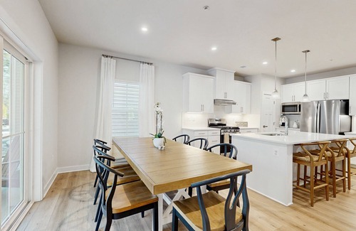 Bayside House | Pristine single family home w/pool & clubhouse access, patio, central AC & WiFi