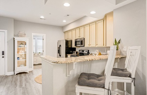 Bermuda Bay House | Pristine townhouse with pool access, gas fireplace, washer/dryer, & central AC