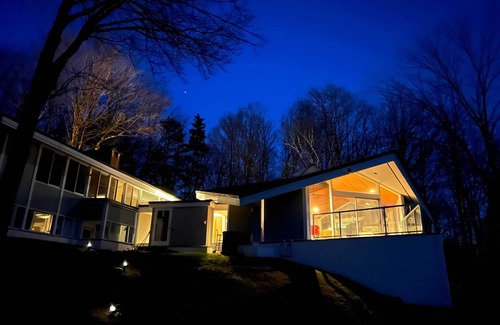 West Dover Cottage | Pristine West Dover Home w/Deck & Mountain Views!
