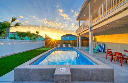 Leeward Sands House | Priv Pool Yard w Putting Green Newly Remodeled Always Sunny by AvantStay