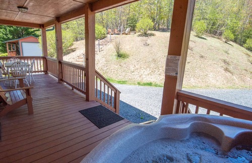 West Jefferson Cabin | Privacy and Mountain Views Surround This Cozy Log Cabin