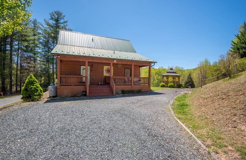 West Jefferson Cabin | Privacy and Mountain Views Surround This Cozy Log Cabin