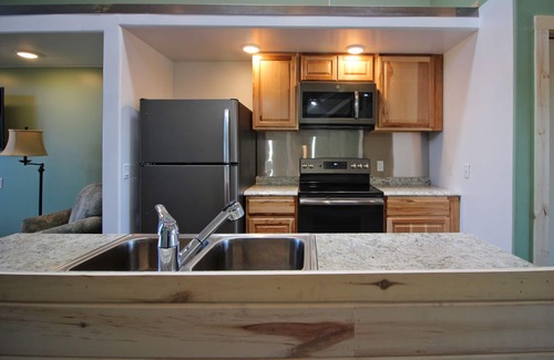 Cortez Apartment | Privacy and Views, Pet-Friendly couples' retreat close to Phil's World
