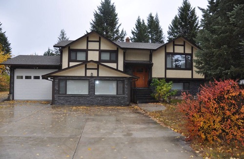 Golden House | Privacy, relaxation, fenced yard