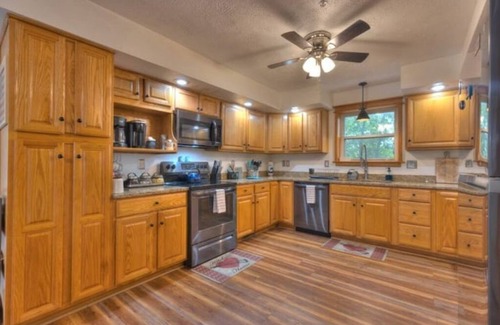 Branson House | Privacy16Acres: Gathering Events-FirePit MountainView-Trampoline 3Decks-Game Rm
