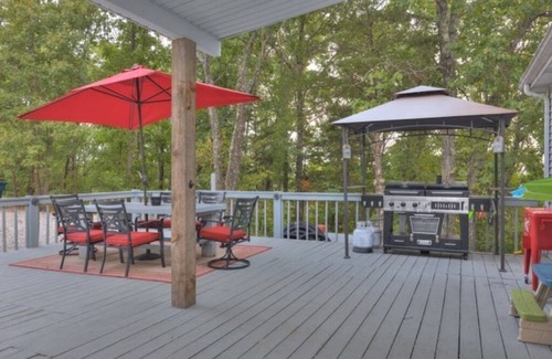 Branson House | Privacy16Acres: Gathering Events-FirePit MountainView-Trampoline 3Decks-Game Rm