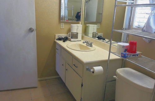 Sunrise Manor House | Private 1 bed 1 bath bedding bedroom#2